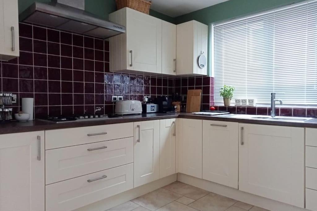 House With Free Parking And Large Garden Villa Wyke Regis Exterior foto